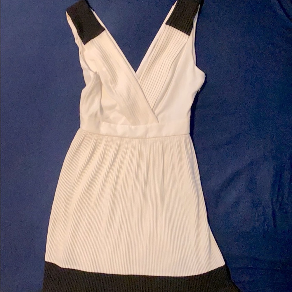 V neck black and white pleated dress